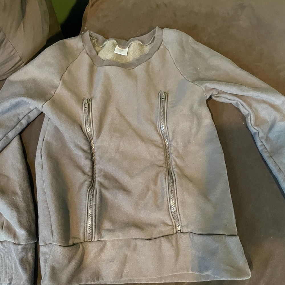 Nursing sweatshirt with zipper access